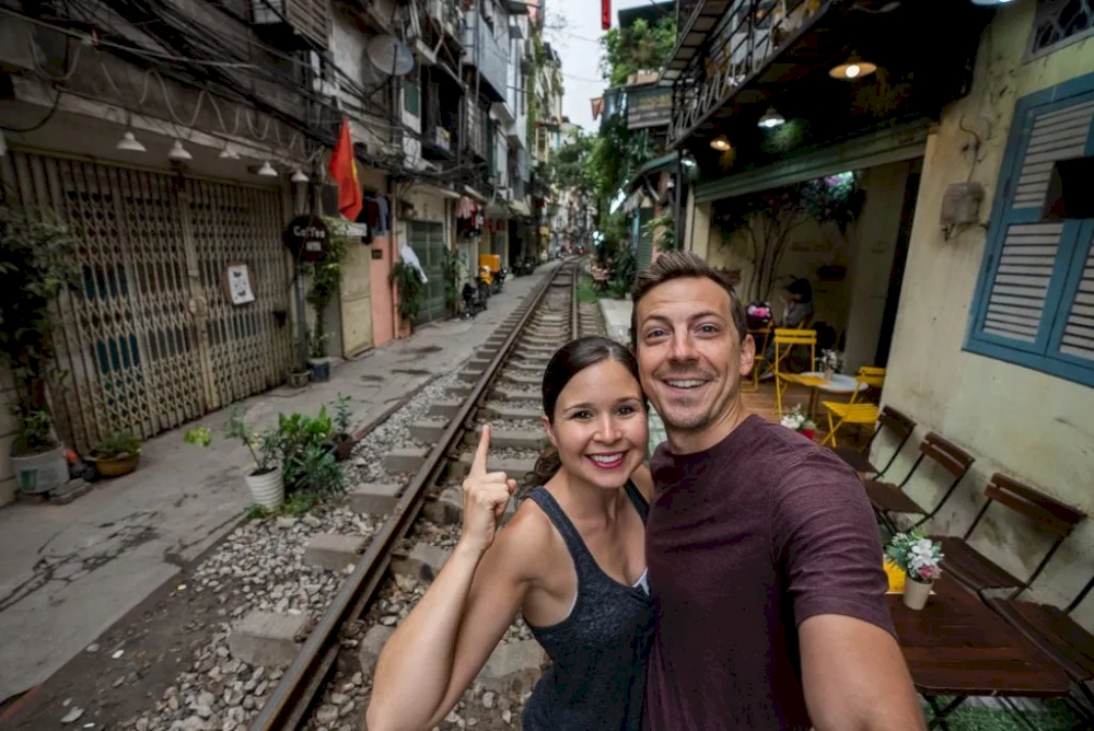 Tourists love capturing the scenery and checking in at Hanoi Train Street (Source: Internet)